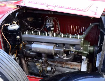 Sob o capô 1931 Packard Standard Eight Convertible Sedan (833-483)