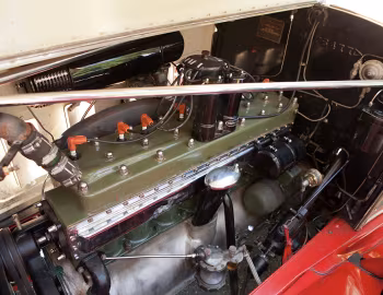 Sob o capô 1933 Packard Super Eight Touring (1004-650)