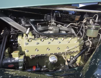 Sob o capô 1934 Packard Twelve Coupe Roadster (1107-739)