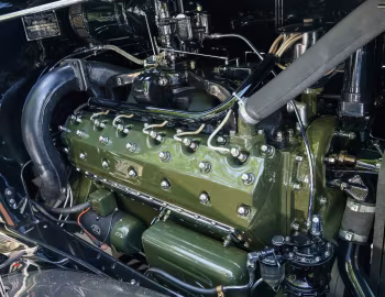 Sob o capô 1934 Packard Twelve Club Sedan (1107-736)
