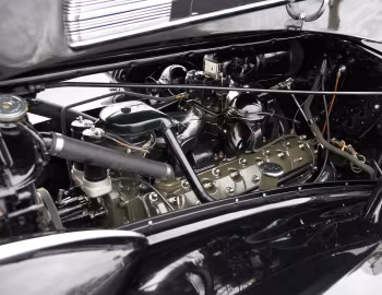 Sob o capô 1938 Packard Twelve Collapsible Touring Cabriolet by Brunn (1608)
