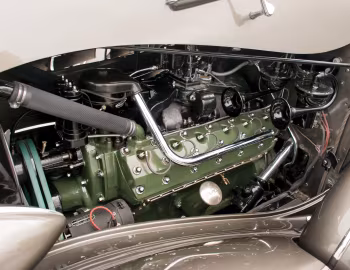 Sob o capô 1937 Packard Twelve Convertible Sedan by Dietrich (1508-1073)
