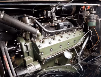 Sob o capô 1933 Packard Twelve Coupe Roadster (1005-639)