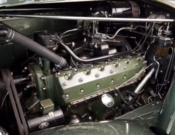 Sob o capô 1933 Packard Twelve Coupe Roadster (1005-639)
