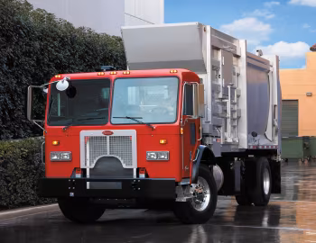 Peterbilt 320 4×2 McNeilus AutoReach Refuse Truck '2005–pr.