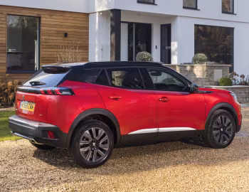 Peugeot 2008 GT [UK-spec] '2020–23