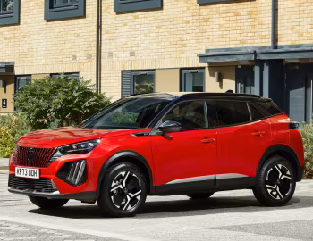 Peugeot 2008 GT [UK-spec] '2023–pr.