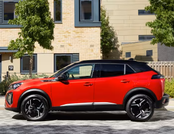 Peugeot 2008 GT [UK-spec] '2023–pr.