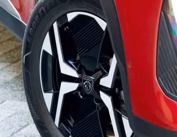 Peugeot 2008 GT [UK-spec] '2023–pr.