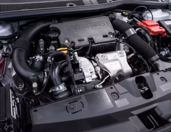 Sous la capuche Peugeot 2008 GT Hybrid Turbo 200 [Latam] '2025–pr.