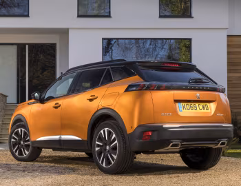 Peugeot 2008 GT Line [UK-spec] '2020–23