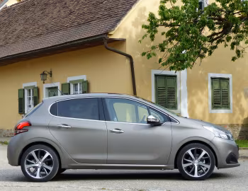 Peugeot 208 5-door [Worldwide] (A9) '2015–19