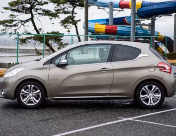 Peugeot 208 Allure 3-door [Japan] (A9) '11.2012–10.2015