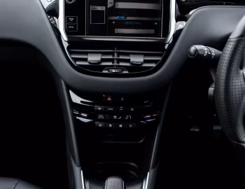 Interior Peugeot 208 Allure 3-door [Japan] (A9) '11.2012–10.2015