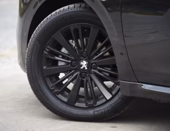 Peugeot 208 "Black Edition" 3-door [UK-spec] (A9) '02.2017–02.2018