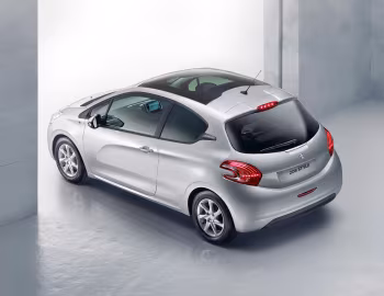 Peugeot 208 "Style" 3-door [UK-spec] (A9) '05.2014–05.2015
