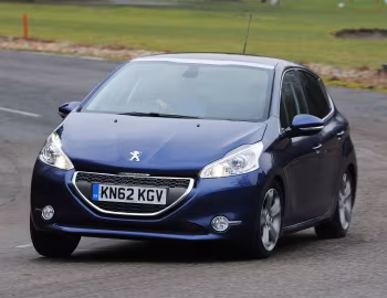 Peugeot 208 "Style" 5-door [UK-spec] (A9) '05.2014–05.2015