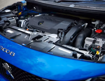 Sob o capô Peugeot 3008 GT HYBRID4 [Japan] '2021–24