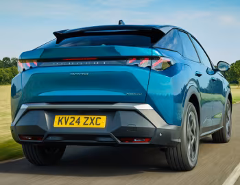 Peugeot 3008 GT Hybrid [UK-spec] '2024–pr.