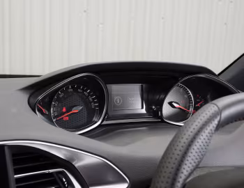 Painel Peugeot 308 GT [UK-spec] '2015–17