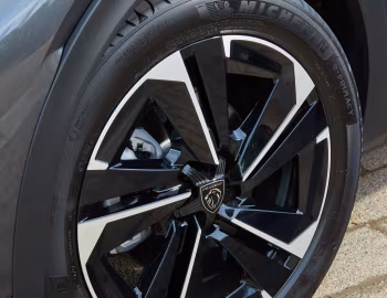 Peugeot 408 [UK-spec] '2023–26