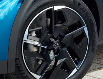 Peugeot 408 GT HYBRID [UK-spec] '2023–26