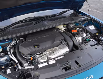 Sob o capô Peugeot 408 GT HYBRID [Japan] '2023–26