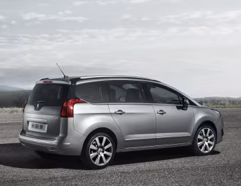 Peugeot 5008 [Worldwide] '2013–16