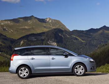 Peugeot 5008 [Worldwide] '2009–13