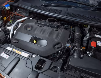 Sob o capô Peugeot 5008 GT [Japan] '2021–24