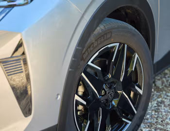 Peugeot 5008 GT Hybrid [UK-spec] '2024–pr.