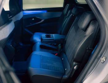 Інтер'єр Peugeot 5008 GT Hybrid [Japan] '2026