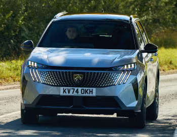Peugeot 5008 GT Hybrid [UK-spec] '2024–pr.