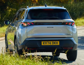 Peugeot 5008 GT Hybrid [UK-spec] '2024–pr.