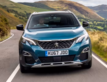 Peugeot 5008 GT Line [UK-spec] '2017–20