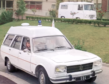 Peugeot J7, Peugeot 504 Ambulance