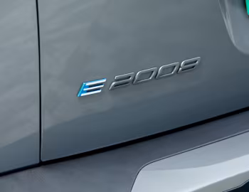 Peugeot E-2008 GT [UK-spec] '2023–pr.