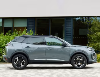 Peugeot E-2008 GT [UK-spec] '2023–pr.