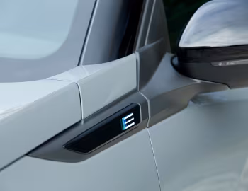 Peugeot E-2008 GT [UK-spec] '2023–pr.
