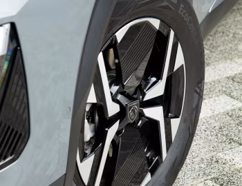 Peugeot E-2008 GT [UK-spec] '2023–pr.