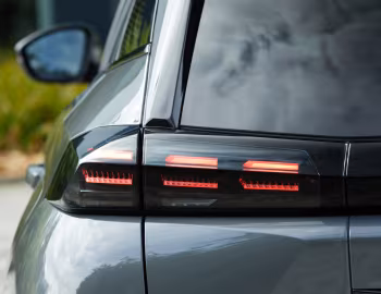 Peugeot E-2008 GT [UK-spec] '2023–pr.