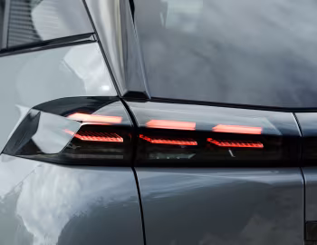 Peugeot E-2008 GT [UK-spec] '2023–pr.