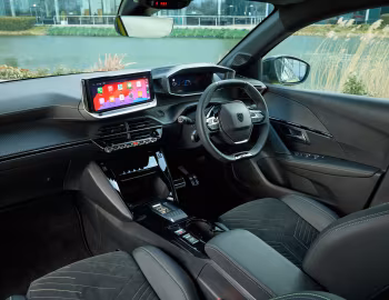 Інтер'єр Peugeot E-208 GT [UK-spec] '2024–н.ч.