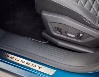 Інтер'єр Peugeot E-3008 GT [UK-spec] '2024–н.ч.