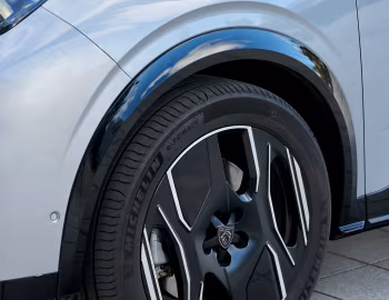 Peugeot E-3008 GT [UK-spec] '2024–н.ч.