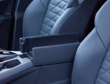 Інтер'єр Peugeot E-3008 GT [UK-spec] '2024–н.ч.