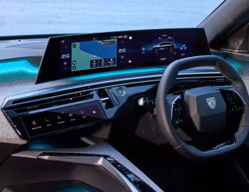 Інтер'єр Peugeot E-3008 GT [UK-spec] '2024–н.ч.