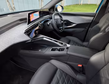 Інтер'єр Peugeot E-3008 GT [UK-spec] '2024–н.ч.