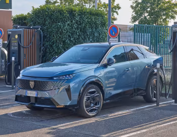 Peugeot E-3008 GT Long Range [Worldwide] '2024–н.ч.