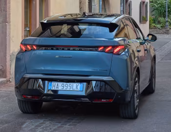 Peugeot E-3008 GT Long Range [Worldwide] '2024–н.ч.